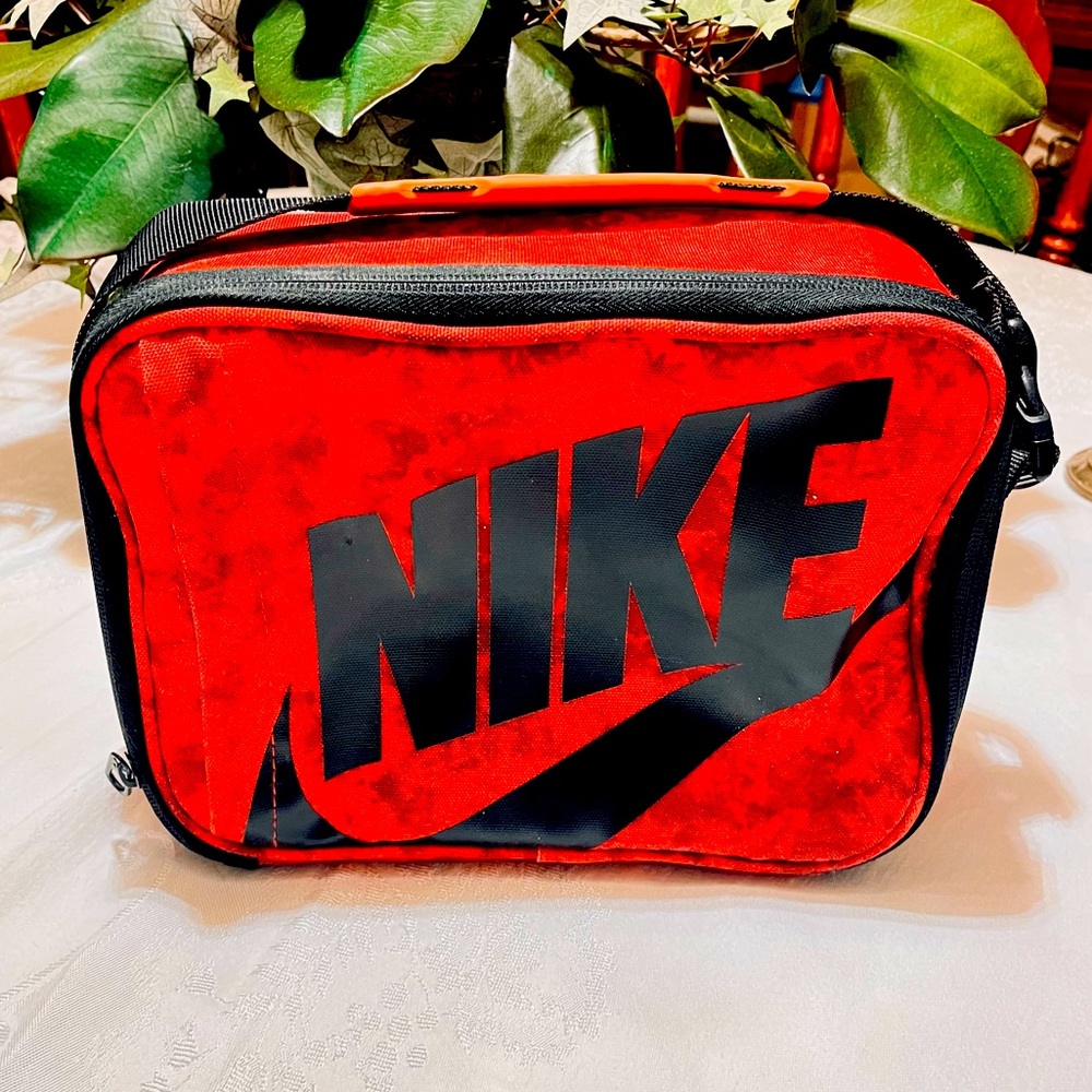 NIKE LUNCHBOX